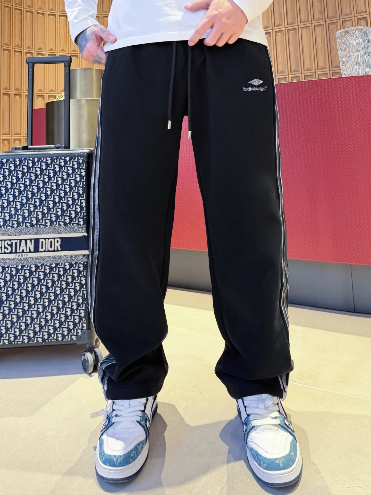 Balenciaga 🆕2026 Autumn and Winter New Arrival trousers and casual pants🎁 are on sale simultaneously on the official website. Brand Classic LOGO casual pants, customized fabrics, excellent comfort and strong touch. Highly recognisable, perfect appearance and craftsmanship. Size:M-3XL